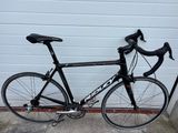 un vélo appuyé contre la porte d'un garage
