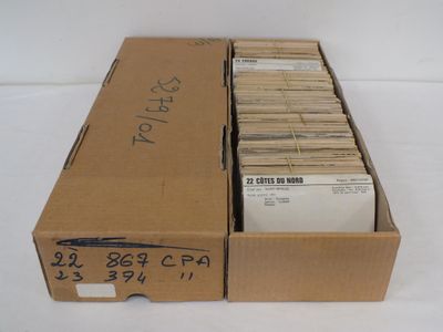 une boîte en carton contenant beaucoup de courrier