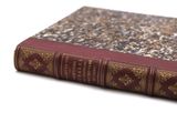 un livre posé sur une table