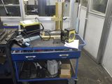 un chariot de chantier bleu sur lequel sont posés des outils, dans une pièce