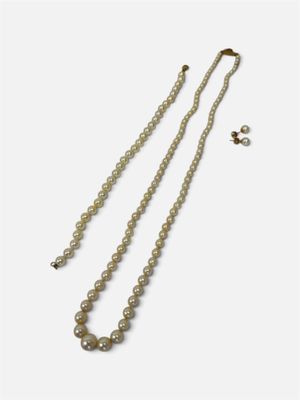 gros plan d'un collier de perles sur fond blanc