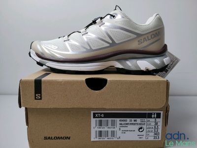 gros plan sur une paire de chaussures posée sur une boîte
