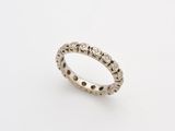 une bague en or blanc sertie de diamants noirs sur fond blanc