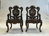 paire de chaises anciennes en bois sculpté, avec dossier et accoudoirs sculptés
