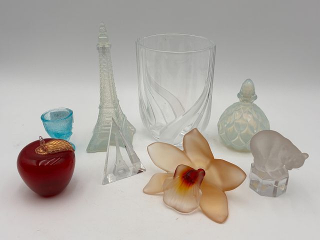 Vase en cristal, pomme en verre de Murano, tours Eiffel et flacon...