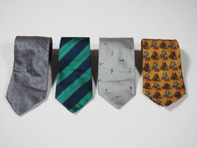 Ensemble comprenant quatre différentes cravates en soie.