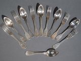 un grand nombre de cuillères et de fourchettes en argent disposées en cercle