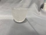 une tasse en verre posée sur une table