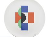 une assiette blanche ornée d'un motif coloré