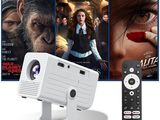 une image montrant un projecteur posé à côté d'un téléviseur et d'une télécommande