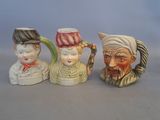 trois figurines en céramique représentant des personnages portant un chapeau et une barbe