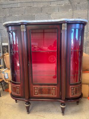 une armoire surmontée d'une porte en verre