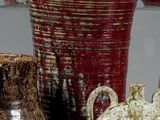 de nombreux types de vases exposés dans une vitrine
