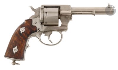 un revolver argenté à crosse en bois sur fond blanc