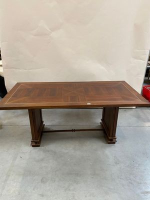 Table de salle à manger à décor de marqueterie .