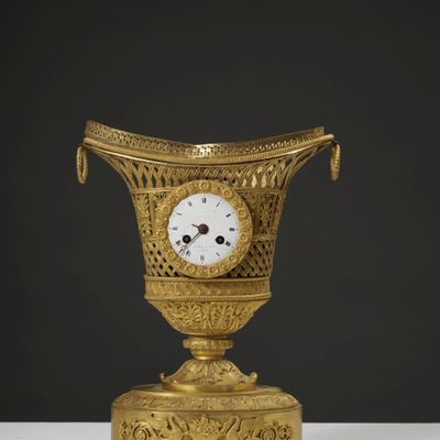 une horloge en or posée sur une table