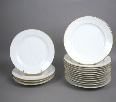 un service de douze assiettes plates blanches et dorées