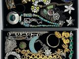 de nombreux types de bijoux dans un coffret noir