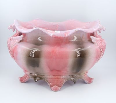 un vase rose posé sur un socle