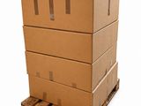 trois cartons empilés les uns sur les autres sur une palette