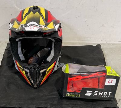 un casque posé par terre à côté d'un sac