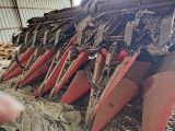 un gros tas de machines entreposées dans un bâtiment