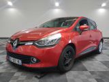 une voiture rouge est garée sur le sol en damier d'un garage
