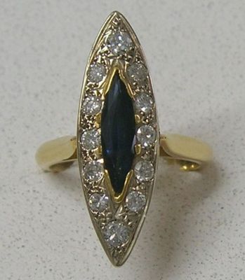une image d'une bague en or avec une pierre bleue et des diamants