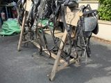 de nombreux types de selles de cheval exposés sur un parking