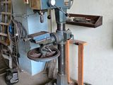 une machine qui se trouve dans une pièce, près d'un mur