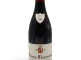 gros plan d'une bouteille de vin sur fond blanc