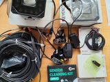 une table sur laquelle sont posés tout un tas d'appareils électroniques