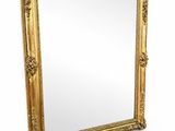 une image d'un miroir encadré d'or sur un fond blanc