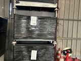 une grande pile de cartons entreposée dans un entrepôt