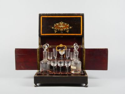 une petite boîte en bois contenant des verres à vin