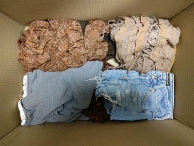 Lot d'environ 30 vêtements de diverses tailles et marques do…