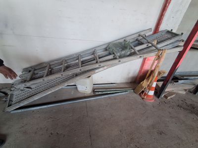 un homme qui se tient près d'une rampe dans un garage