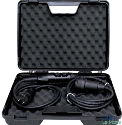 un étui noir contenant deux microphones, sur fond blanc