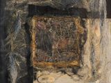 une image d'une œuvre d'art posée sur une table