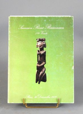 une image représentant un livre sur lequel figure l'illustration d'une statue