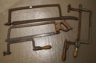de nombreux types d'outils à main sur la table