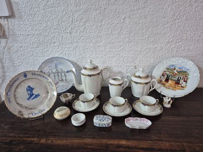 une table sur laquelle sont posées de nombreuses assiettes et tasses