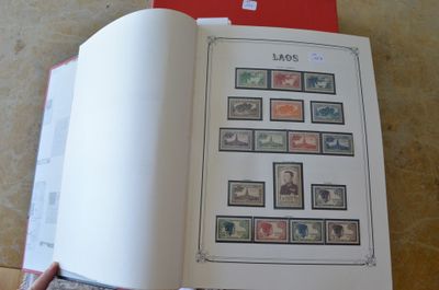 une personne tenant un livre sur lequel figurent des timbres