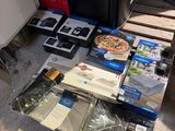 beaucoup d'objets posés sur le sol