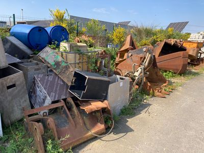 beaucoup de déchets sur le bord de la route
