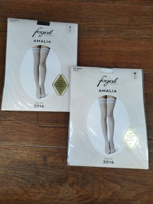 une paire de collants blancs posée sur une table en bois sur laquelle est posée une étiquette