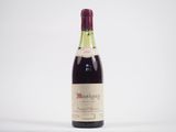une bouteille de vin rouge posée sur une table blanche