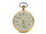 gros plan d'une montre de poche sur fond blanc