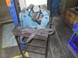 la photo d'une machine qui se trouve dans un garage