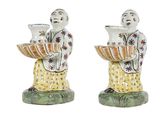 paire de figurines en céramique représentant un homme et une femme tenant un vase